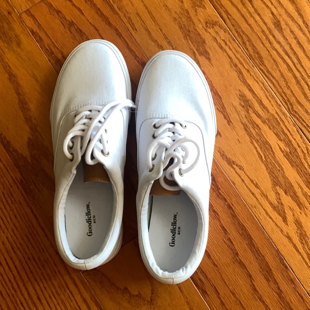 White tennis shoes